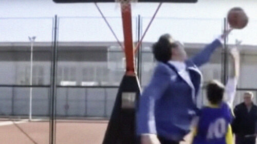 Aleksandar Vučić i dete na košarci