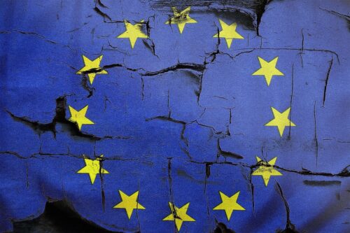 Zastava EU na ispucalom zidu