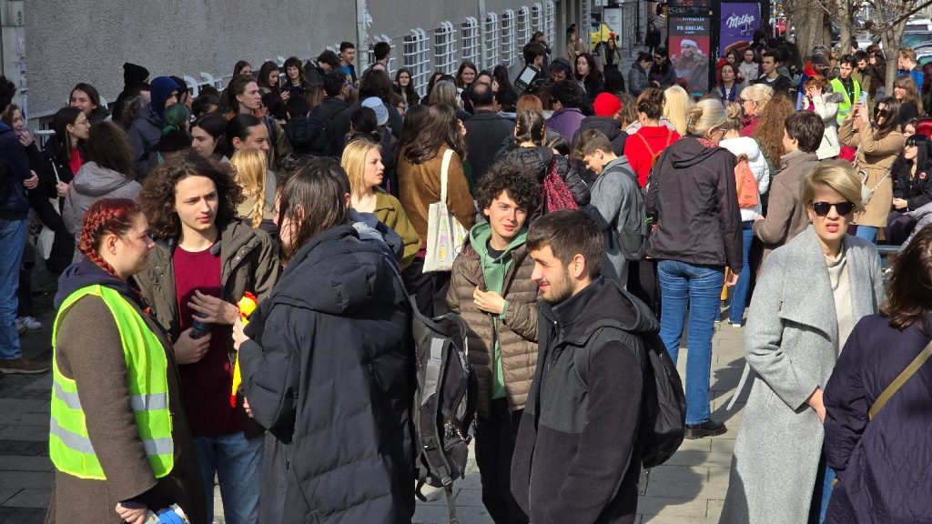 Protest ispred Pete beogradske gimnazije