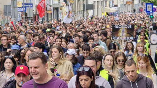 Kolona studenata i građana u šetnji