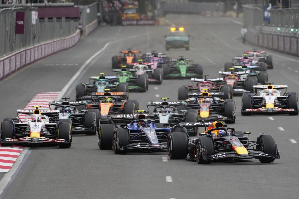 formula 1 baku azerbejdžan bolidi na startu
