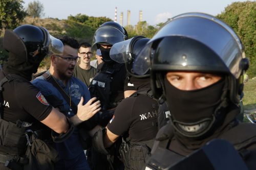 petrovaradin novi sad žandarmerija policija sns protest okupljanj