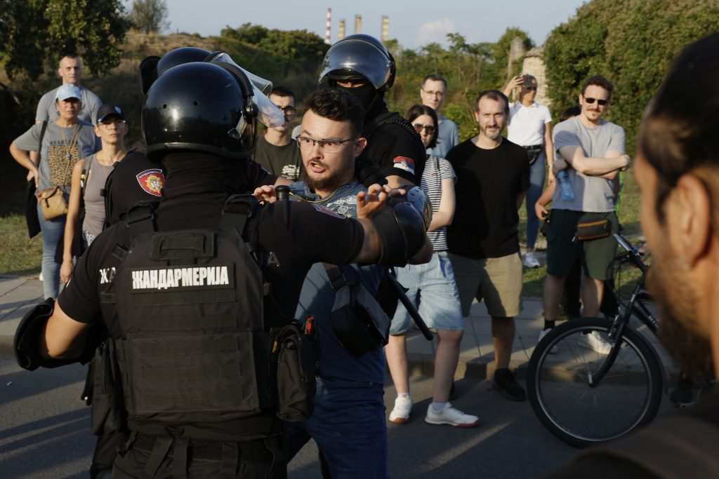 petrovaradin novi sad žandarmerija policija sns protest okupljanj